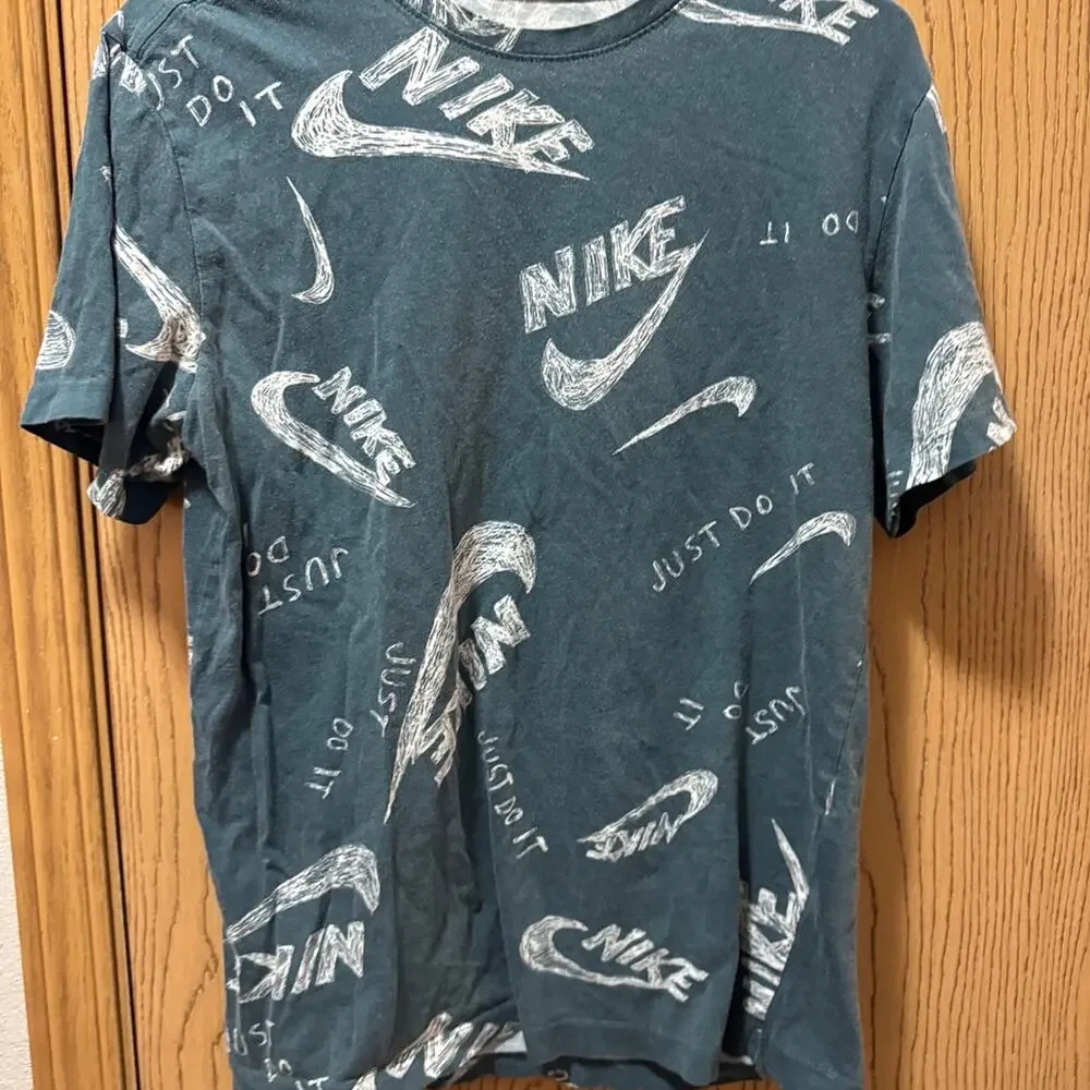 Nike tee men’s shirt size small